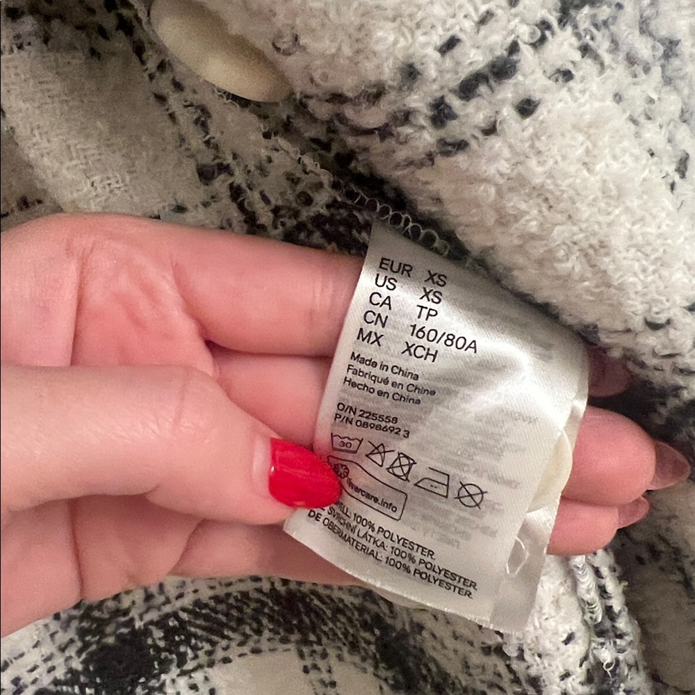 H&M Black and White Plaid Sherpa Shacket - Picture 4 of 6